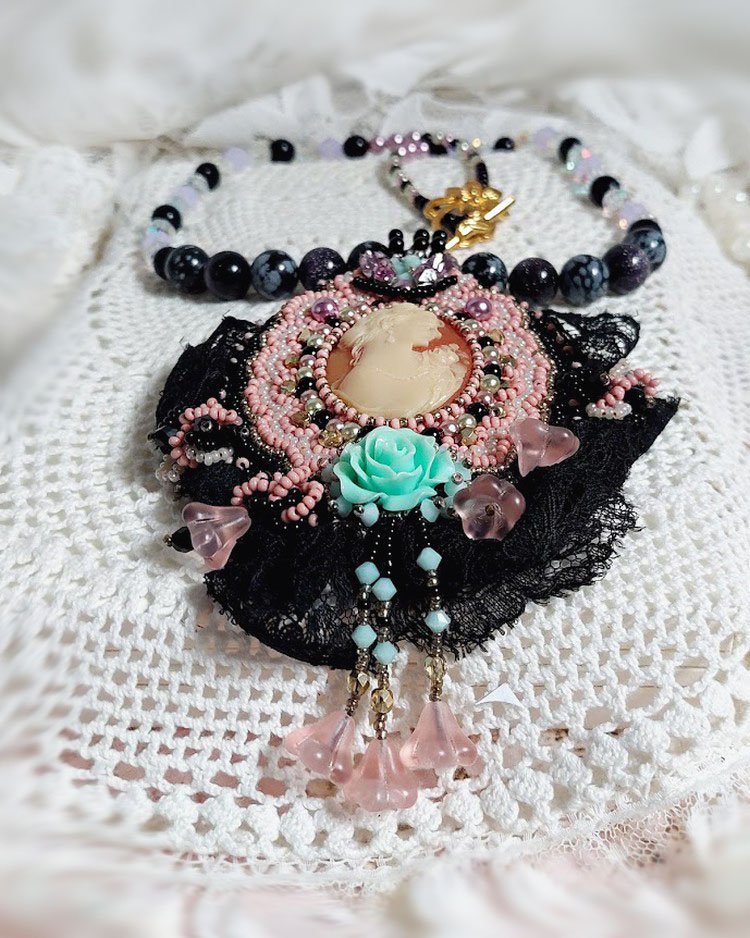 H&auml;ngande halsband Marquise broderad med p&auml;rlor, en mycket vacker spets, en &ouml;verd&aring;dig juvel 