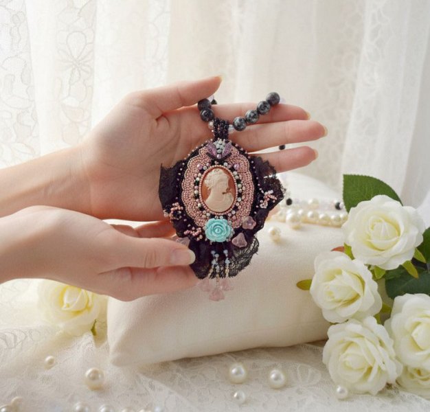 H&auml;ngande halsband Marquise broderad med p&auml;rlor, en mycket vacker spets, en &ouml;verd&aring;dig juvel 