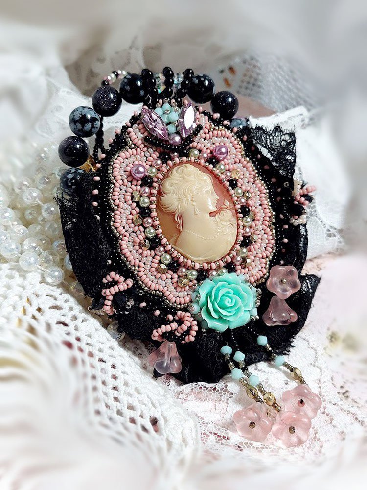 H&auml;ngande halsband Marquise broderad med p&auml;rlor, en mycket vacker spets, en &ouml;verd&aring;dig juvel 