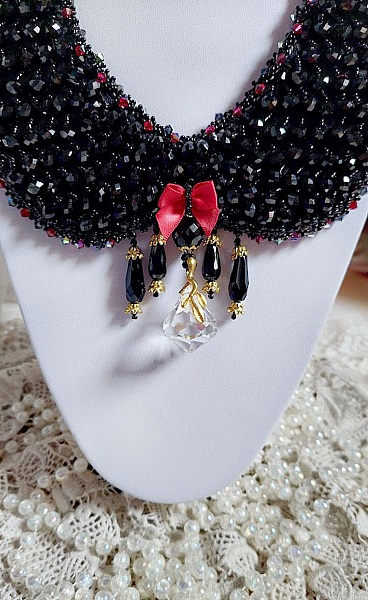 Plastron Nuit d&rsquo;Etoiles brod&eacute; avec des cristaux, perles potirons, perles aplaties et rocailles