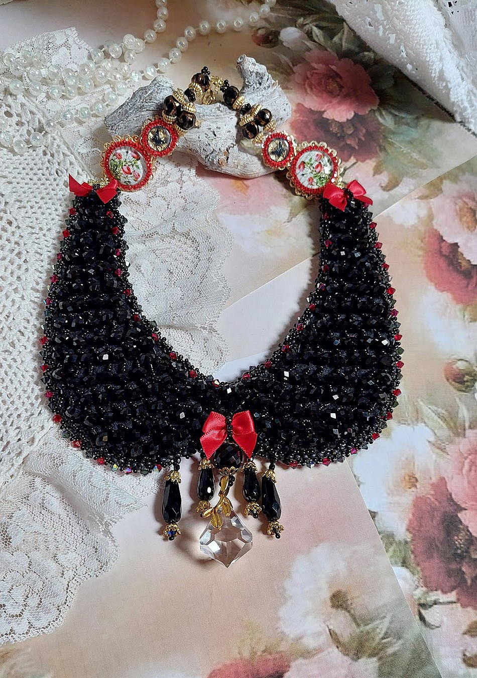 Plastron Nuit d&rsquo;Etoiles brod&eacute; avec des cristaux, perles potirons, perles aplaties et rocailles