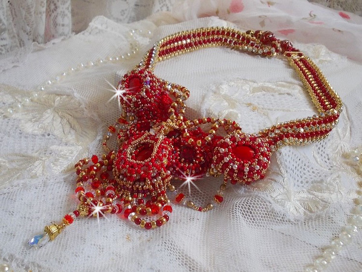 Rubinhalsband broderat med röd agat och halvädeliga korallpärlor i Haute-Couture-stil.
