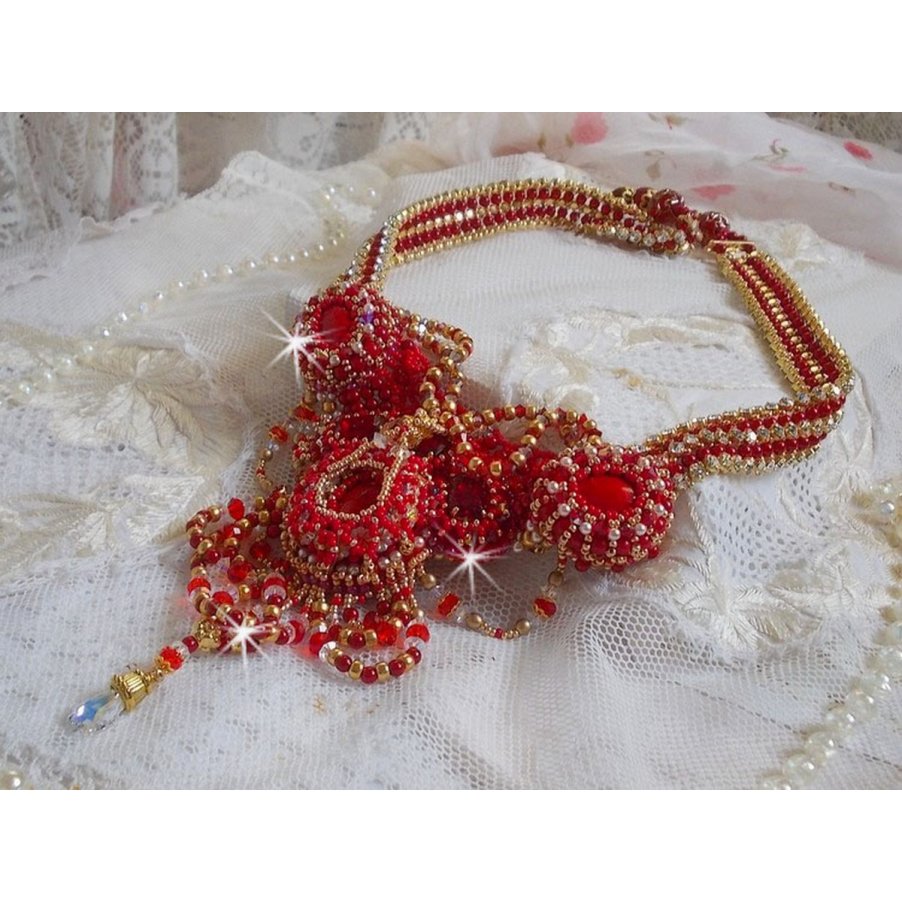 Rubinhalsband broderat med röd agat och halvädeliga korallpärlor i Haute-Couture-stil.