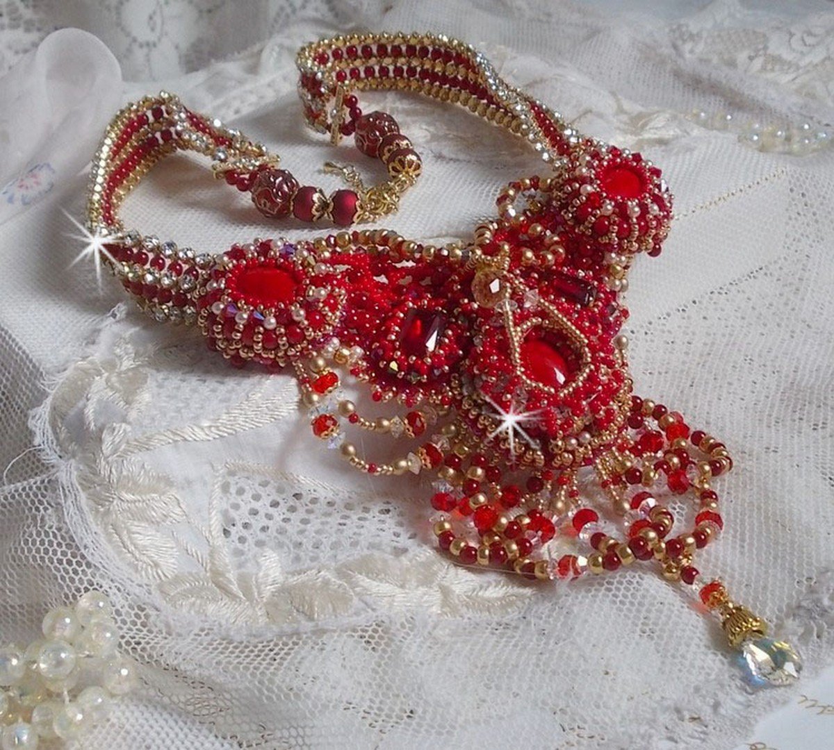 Rubinhalsband broderat med röd agat och halvädeliga korallpärlor i Haute-Couture-stil.