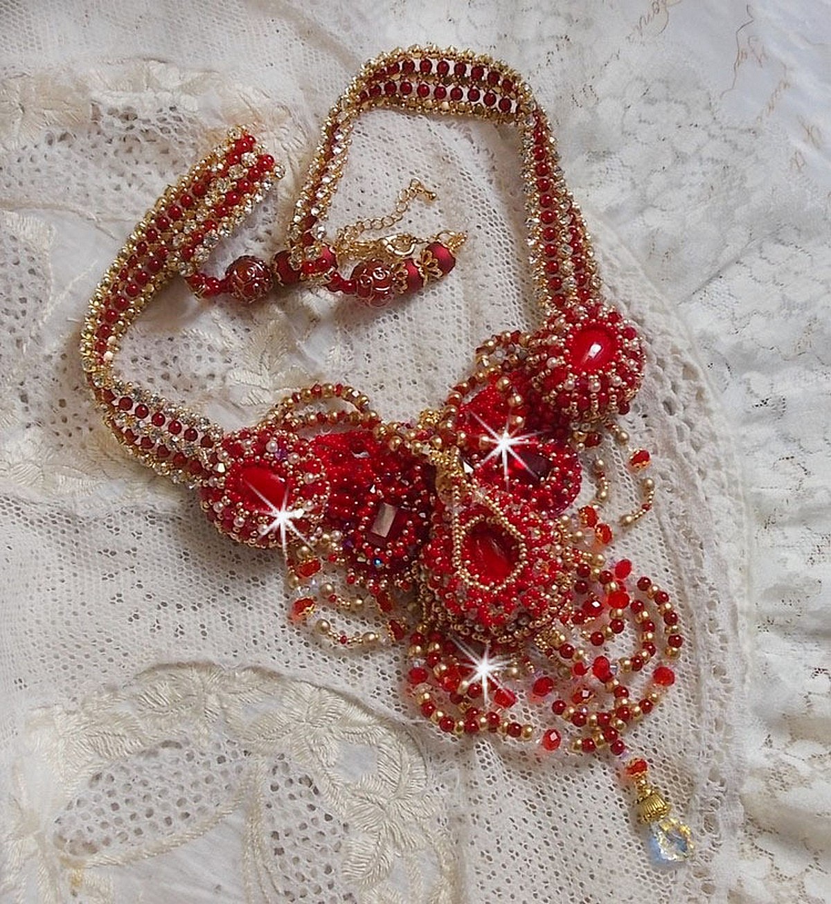 Rubinhalsband broderat med r&ouml;d agat och halv&auml;deliga korallp&auml;rlor i Haute-Couture-stil.