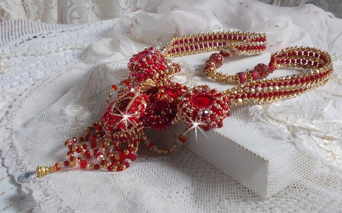 Rubinhalsband broderat med röd agat och halvädeliga korallpärlor i Haute-Couture-stil.