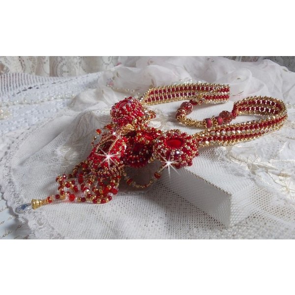 Rubinhalsband broderat med röd agat och halvädeliga korallpärlor i Haute-Couture-stil.
