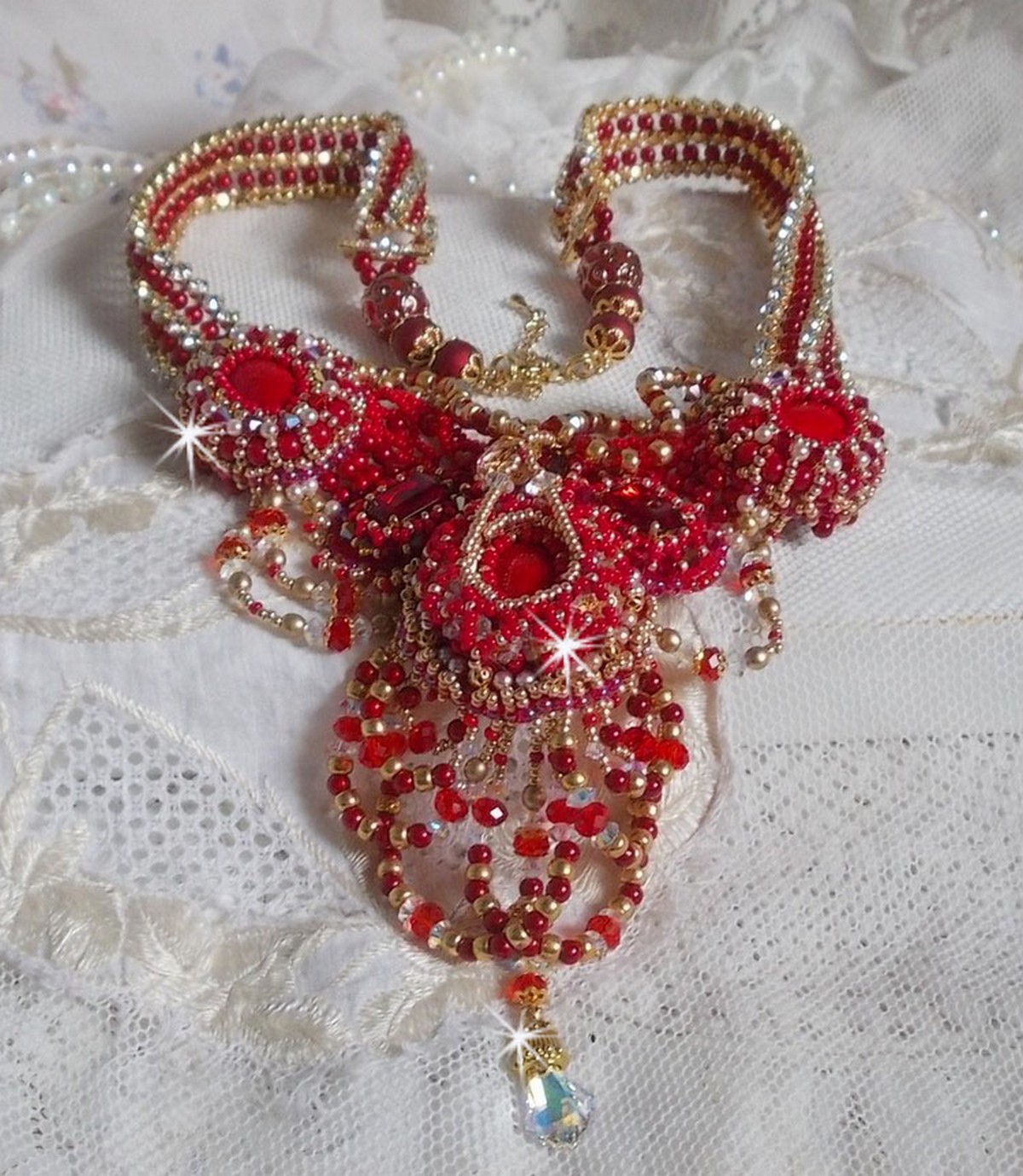 Rubinhalsband broderat med röd agat och halvädeliga korallpärlor i Haute-Couture-stil.