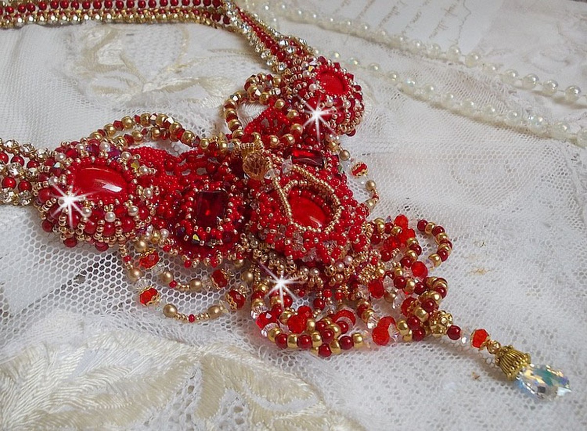 Rubinhalsband broderat med röd agat och halvädeliga korallpärlor i Haute-Couture-stil.