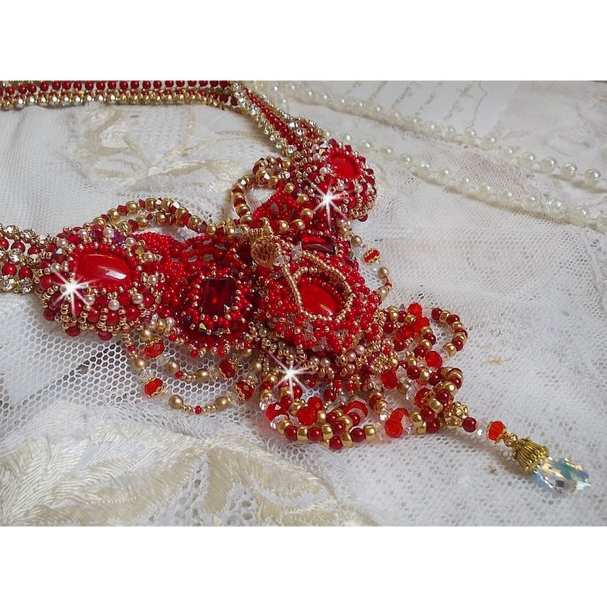 Rubinhalsband broderat med röd agat och halvädeliga korallpärlor i Haute-Couture-stil.