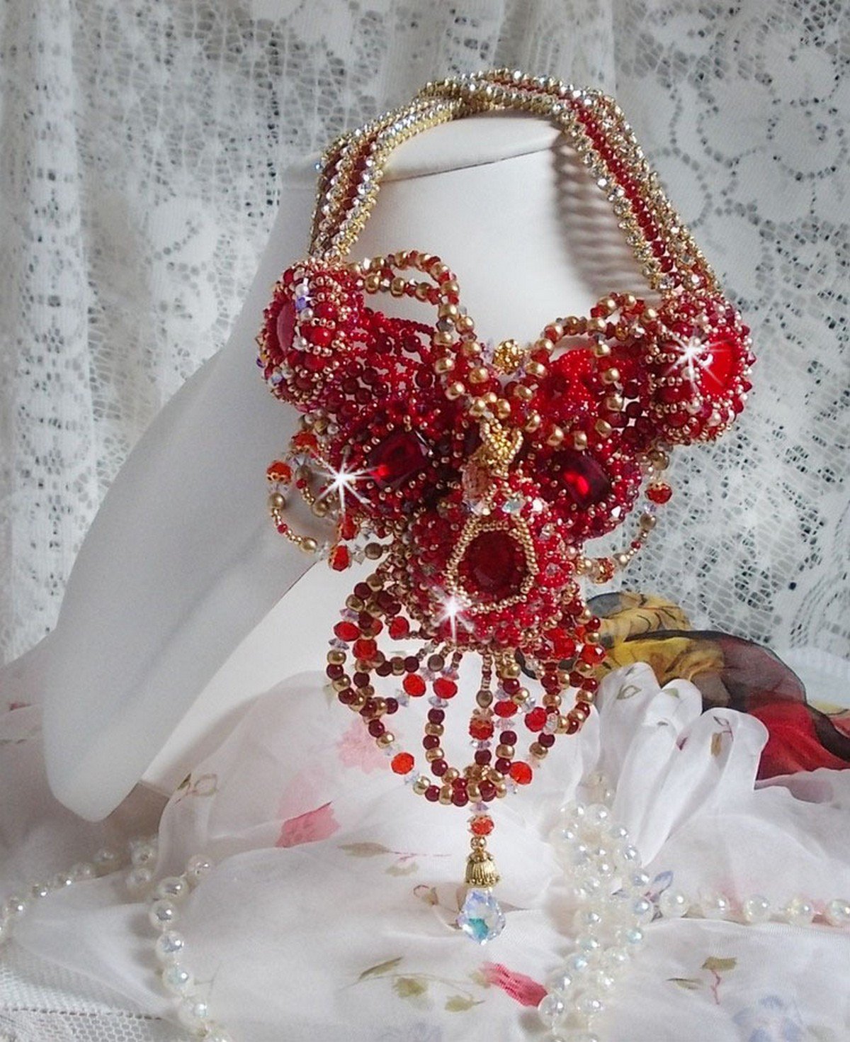 Rubinhalsband broderat med röd agat och halvädeliga korallpärlor i Haute-Couture-stil.