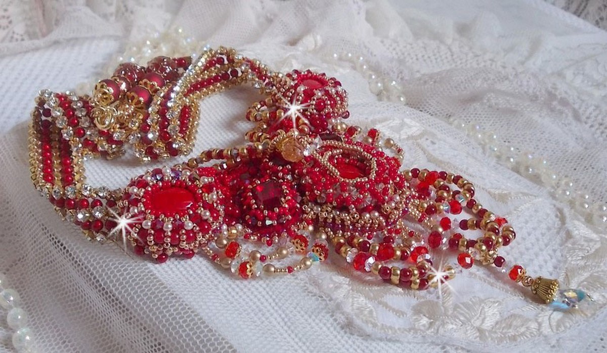 Rubinhalsband broderat med röd agat och halvädeliga korallpärlor i Haute-Couture-stil.