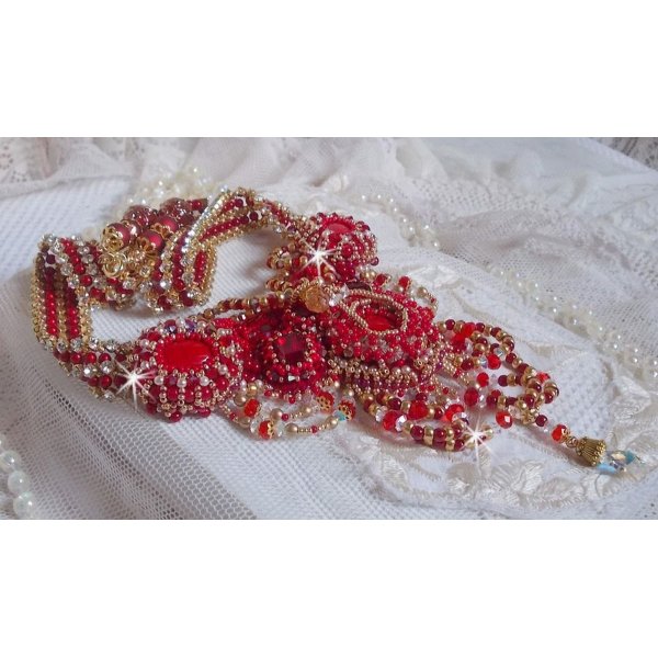Rubinhalsband broderat med röd agat och halvädeliga korallpärlor i Haute-Couture-stil.