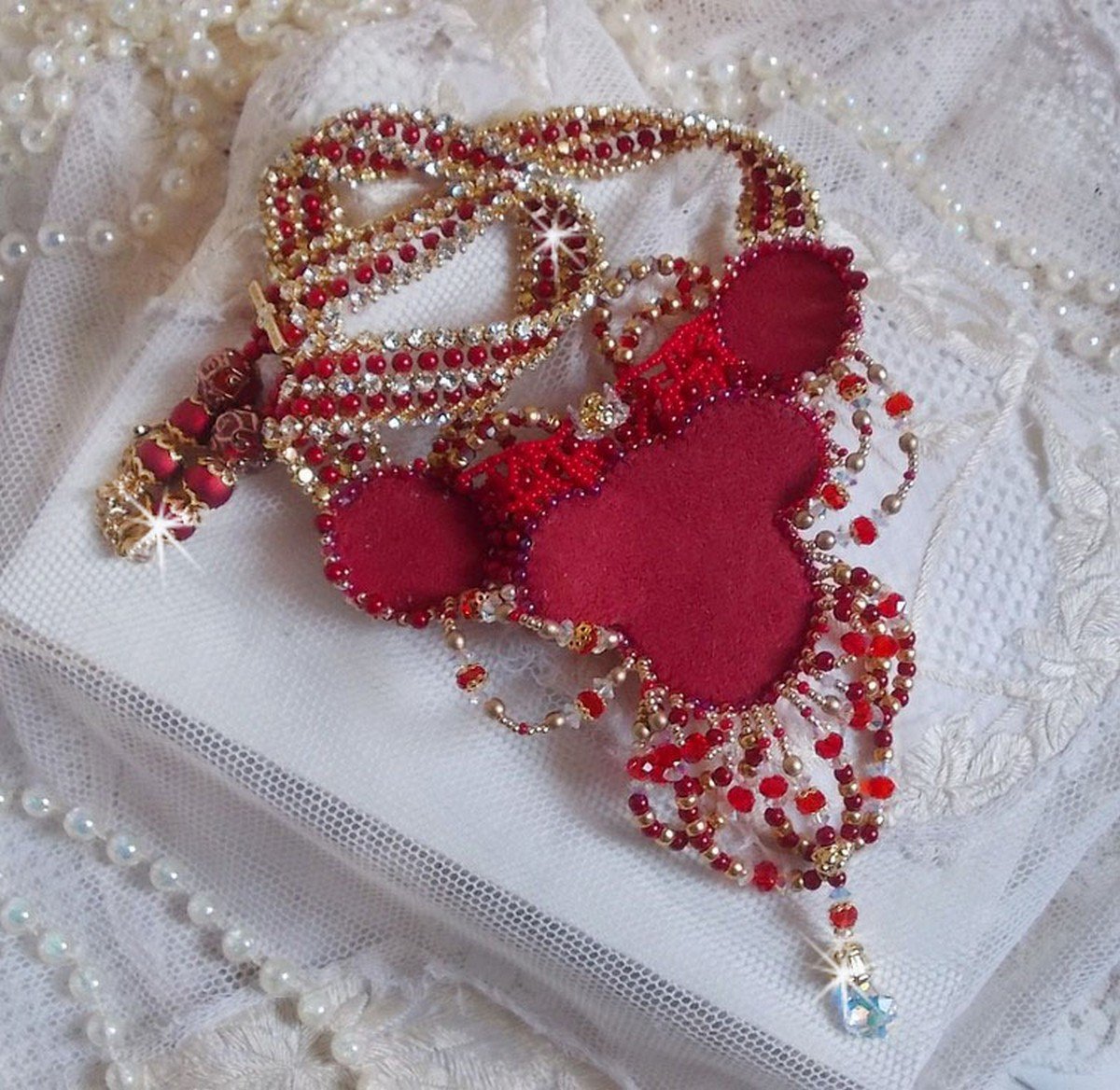 Rubinhalsband broderat med röd agat och halvädeliga korallpärlor i Haute-Couture-stil.