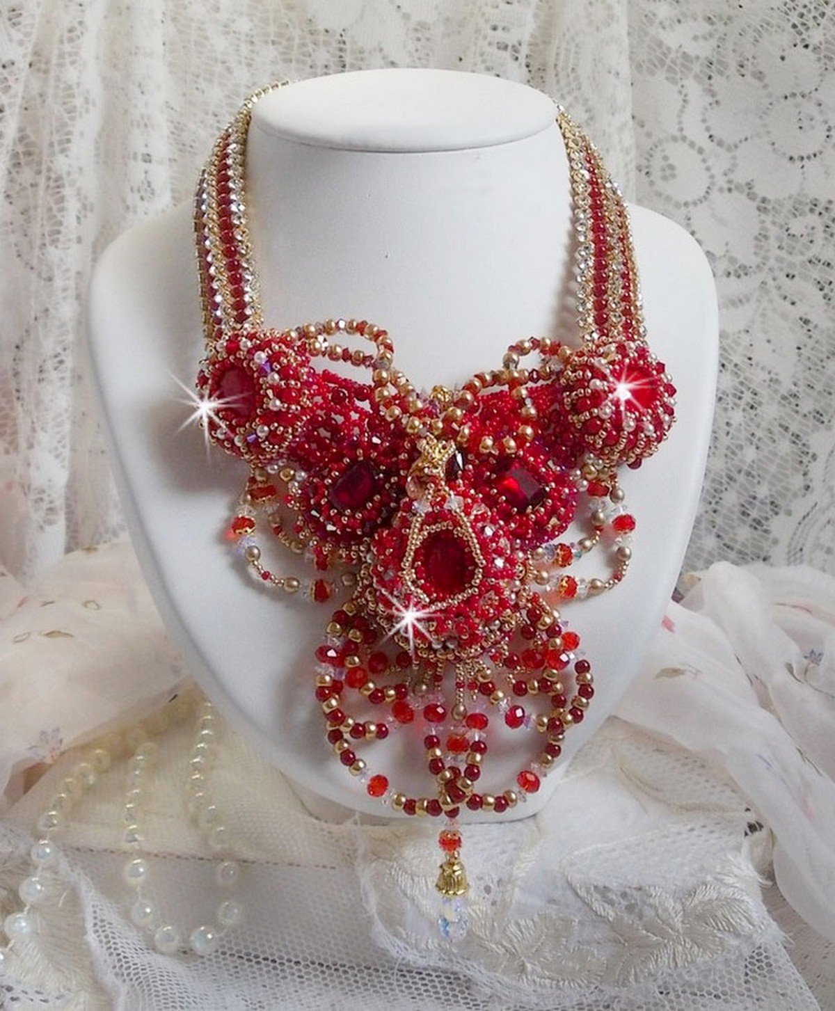 Rubinhalsband broderat med röd agat och halvädeliga korallpärlor i Haute-Couture-stil.