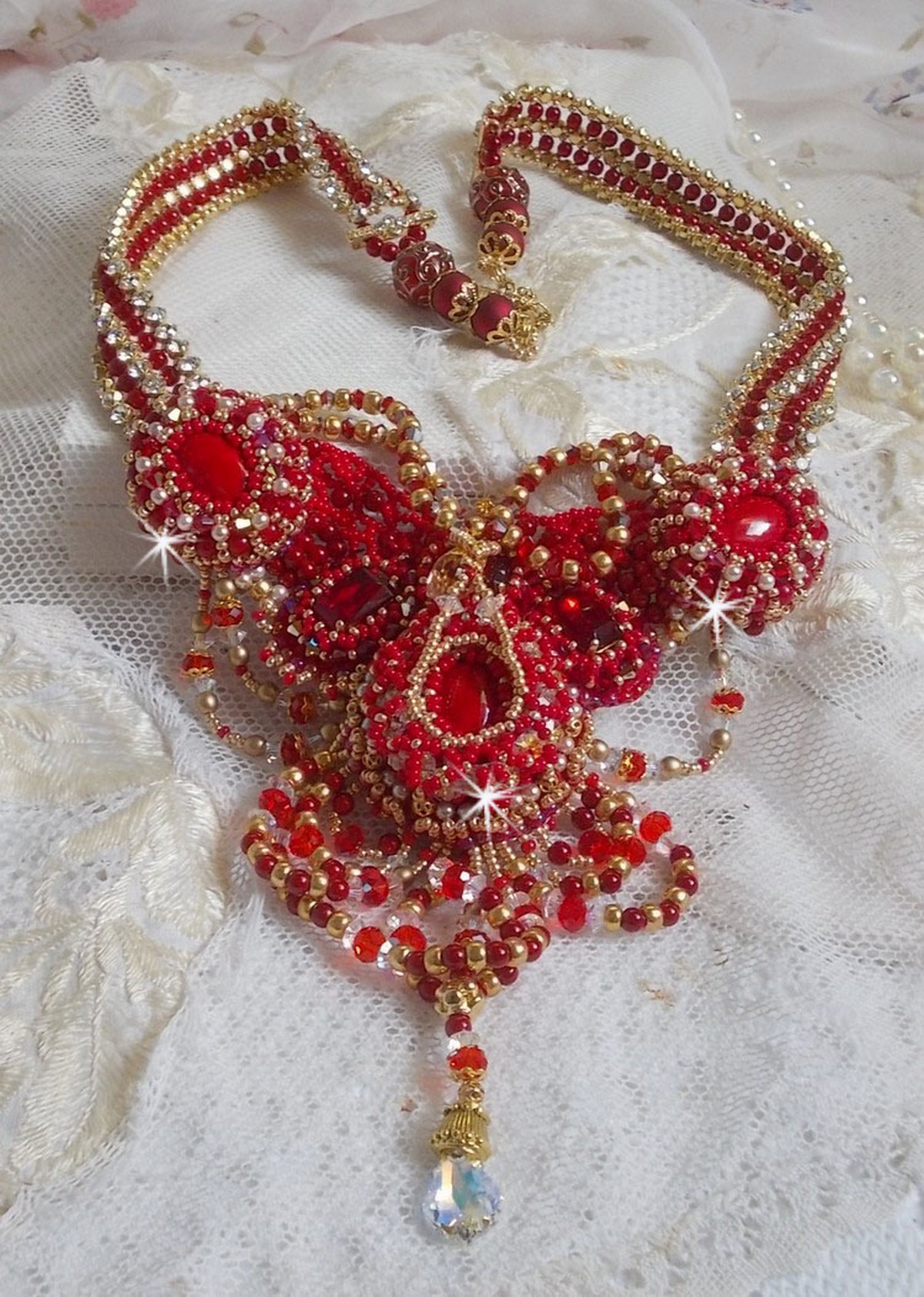Rubinhalsband broderat med röd agat och halvädeliga korallpärlor i Haute-Couture-stil.