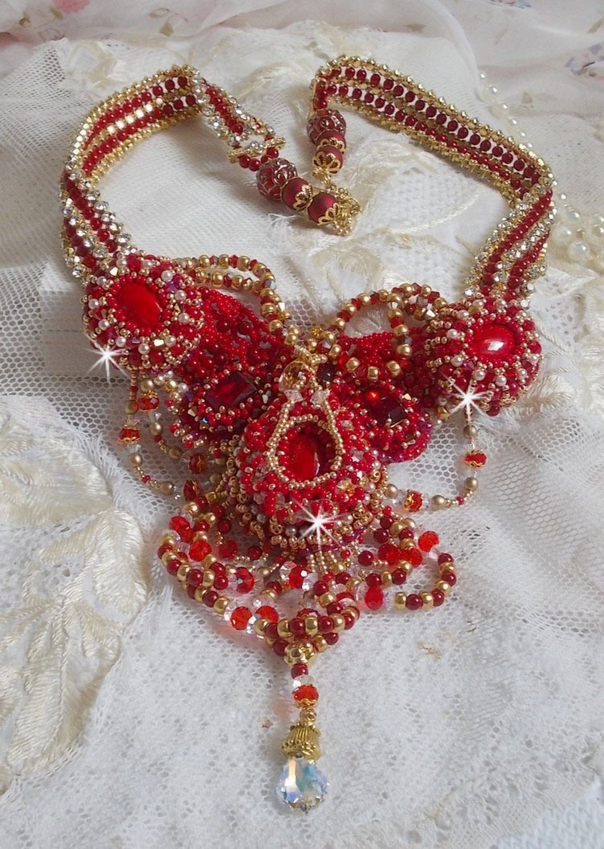 Rubinhalsband broderat med röd agat och halvädeliga korallpärlor i Haute-Couture-stil.