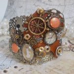 Armband L'élégante du Temps skapat med kuggar, stämplar, skruvar, bultar, klockmekanismer och andra material.