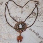 Watson halsband skapat med tryck, ett Swarovskikristallhänge med retrolook, mässingstillbehör och en cabochon i harts.