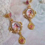 BO Musical Angels skapad med PureCrystal cabochons, förstoringsglas cabochons, stämplar och rosa zirkonium, 