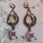 BO Blondy Roses skapad med PureCrystal cabochons, förstoringsglas cabochons, medaljonger och en strass kedja.