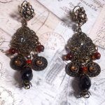 BO Milady Broc' skapad med stämplar, droppar, mässingsbrickor, strass, PureCrystal cabochons och glaspärlor.