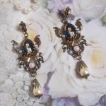 BO Madonna skapad med PureCrystal cabochons, förstoringsglas cabochons, molnstämplar och bronstillbehör.