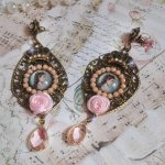 BO Sissi Empress skapad med glas förstorings cabochons föreställande Sissi Empress, kristaller, glaspärlor, små blommor och olika tillbehör i bronsfärg.