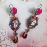 BO Maria och Jesus skapade med harts cabochons, röda facetterade päron och olika tillbehör.