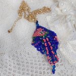 Bel'Nuit Bleue-hänge skapat med japanska fröpärlor av hög kvalitet, Swarovski-kristaller och guldpläterade tillbehör.