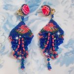 BO Bel'Nuit Bleue skapad med högkvalitativa fröpärlor, Swarovski-kristaller, cabochoner i harts och en strass-kedja.