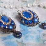 BO Leila skapad med Royal Blue Swarovski Crystal cabochons, runda pärlpärlor, strass-kedja, kristallblommor och olika tillbehör. 