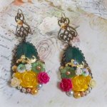 BO Jade blommor skapad med ovala malaysiska jade cabochons, Swarovski kristaller, harts pärlor, glas blommor med kvalitetstillbehör. 