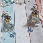 BO Sensations Gold and Blue skapad med handmålade trumpetblommor, kristaller, glasblommor och guldpläterade tillbehör.