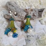 BO Regard Scintillant créées avec fleurs acryliques, rondes en résine, chaîne laiton et perles Cristal Swarovski