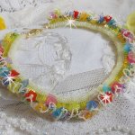 Garden Flowers halsband med Frosted blommor, stenar, gula rör, Lucite blommor och stenar