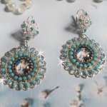 BO Moment de Détente skapad med Vintage Dames förstoringsglas cabochons, Swarovski kristaller, stämplar och glaspärlor.