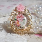 Bouquet Valentine ring med en ros cabochon, en ros i harts och en kedja av Swarovskikristaller.