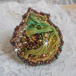 Venetiansk månring broderad med kameleonfärgat sidenband, Swarovskikristaller, olika pärlor och fröpärlor.
