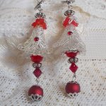 BO Tendre Rouge med Swarovski-kristaller, runda facetterade pärlor och öronkrokar i 925/1000 silver.