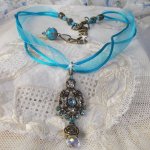 Lady in Blue hängande halsband monterat med Swarovski-kristaller, blomma distanser, löv koppar och band
