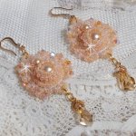 BO Idylle Beauty broderad med Swarovski-kristaller, guldpläterade tillbehör och fröpärlor.