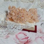 Idylle Beauty armband broderat med Swarovski-kristaller, facetter, runda pärlor, fröpärlor med ett guldpläterat lås och kedja.