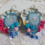 BO Far West broderad med denimtyg, rosor av harts, Swarovski-kristaller, olika pärlor, fröpärlor och silverpärlor i 925/1000 och andra pärlor.