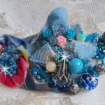 Far West hårspänne broderat med halvädelstenar (sodalit och gul jade), Jean-tyg med blommor, Swarovski-kristaller och pärlor.