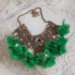 Belle Emeraude halsband med tygblommor, Swarovskikristaller och fröpärlor