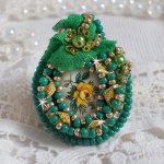 Vacker smaragd ring med en keramisk cabochon gjord av en gul och grön ros.