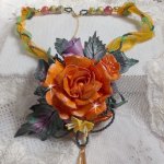 Douceur de Printemps hängande halsband skapat i kallt porslin och olika pärlor