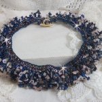 Korallblomhalsband med fröpärlor och halvädelstenar som kvarts, sodalit och lapis lazuli.
