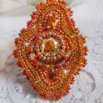 Rumba ring broderad med en vacker orange Swarovski kristall, facetter och Miyuki fröpärlor.